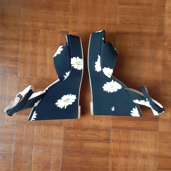 Kate Spade Dellie Daisy-Print Wedge Sandal - Picture 8 of 12